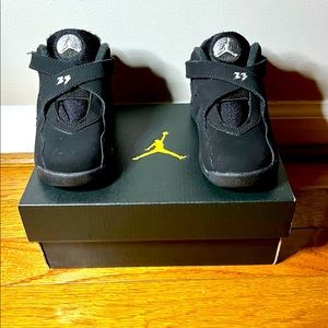 Jordan Retro 8 Chrome Sneaker, Toddler size 7c